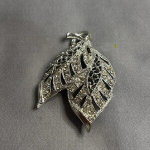 Sparkling Leaf Pendant – Nature-Inspired Elegance Elevate